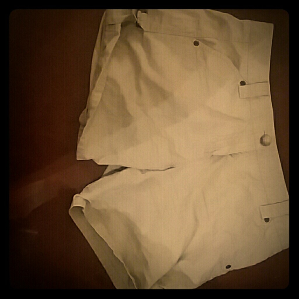 Cute khaki short shorts:)